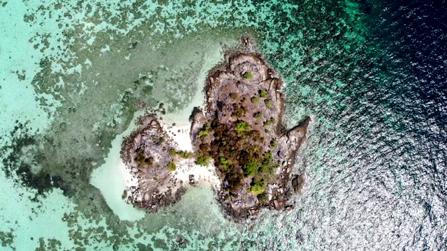 鸟瞰图的群岛与珊瑚礁包围在热带海在利佩岛视频素材