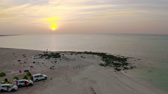 在Masirah岛的海滩上空中露营视频素材