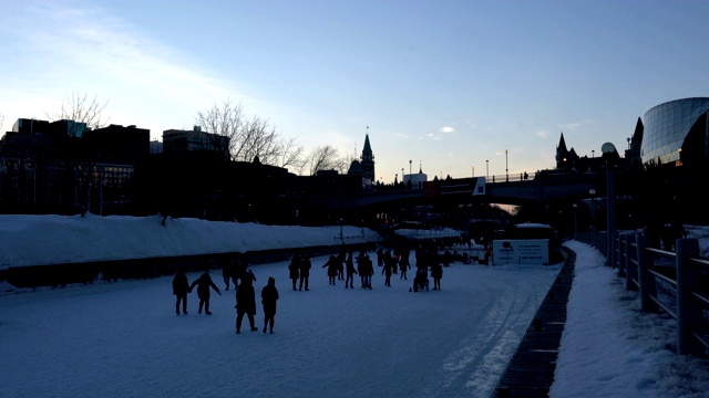 在加拿大渥太华的冬季雪祭期间，在里多运河上滑冰。视频素材