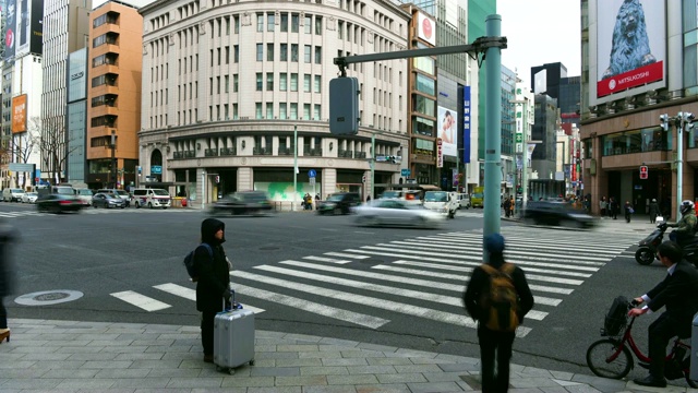 延时:行人在日本东京银座的斑马线上行走视频素材