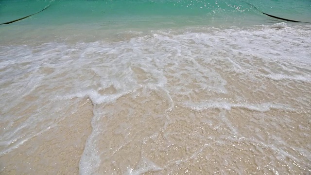 夏天热带海洋的海浪拍打着海滩视频素材