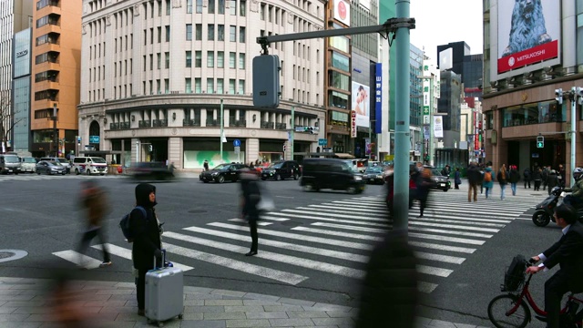 延时:行人在日本东京银座的斑马线上行走视频素材