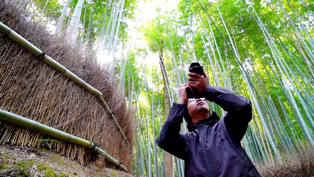 一名男子在日本京都岚山竹林拍摄照片视频素材