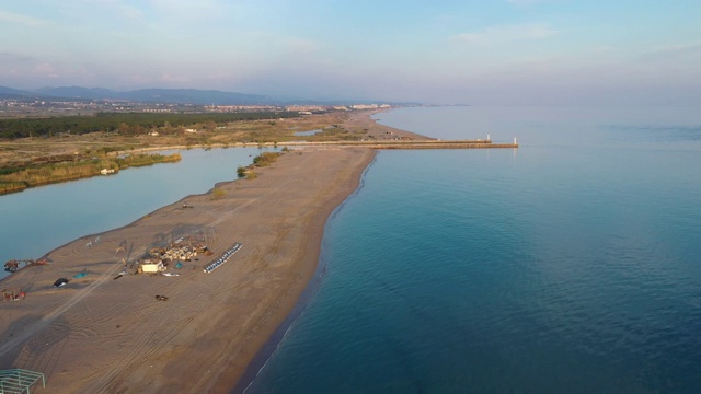 美丽的湖和海日落鸟瞰图视频素材