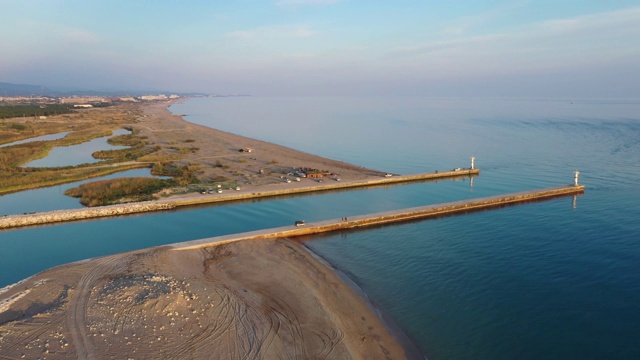 美丽的湖和海日落鸟瞰图视频素材