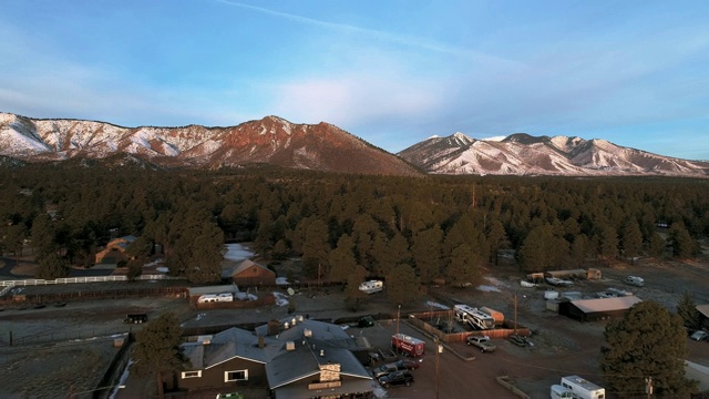 亚利桑那州弗拉格斯塔夫附近群山之间山谷的全景视频素材