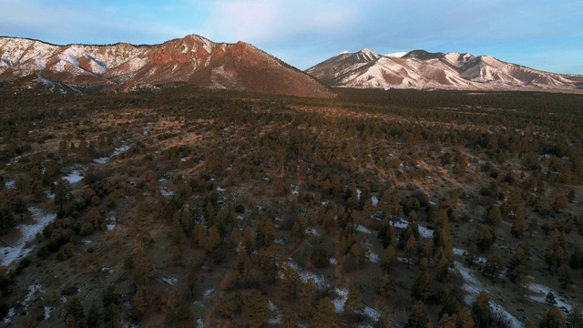 亚利桑那州弗拉格斯塔夫附近群山之间山谷的全景视频素材