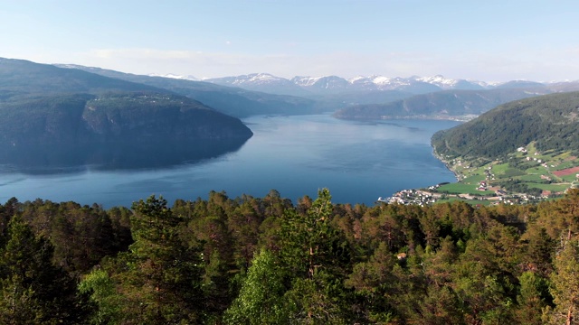 挪威古典景观。森林，峡湾和雪山。鸟瞰图。4 k视频素材