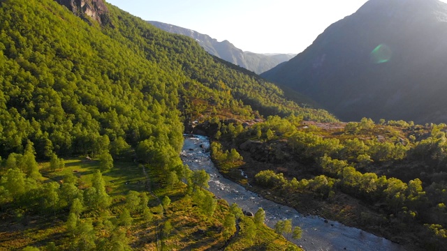 在日落时飞过挪威的群山。UHD 4 k视频素材