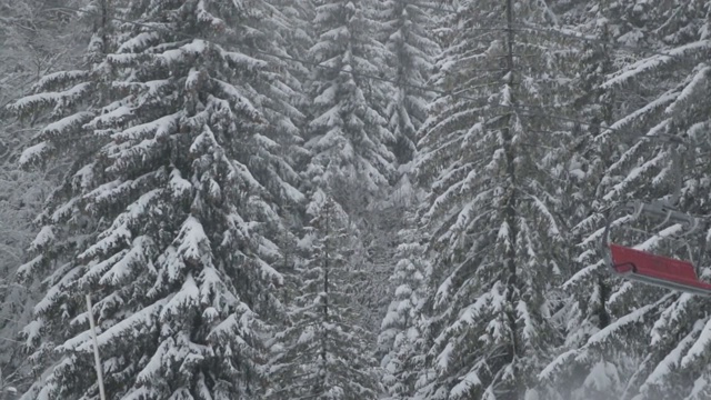 山上滑雪缆车移动的画面视频素材