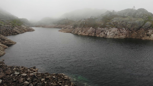 鸟瞰图。挪威山区的湖泊视频素材