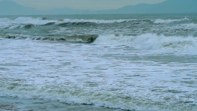 恶劣天气时，有暴风雨的海浪视频素材