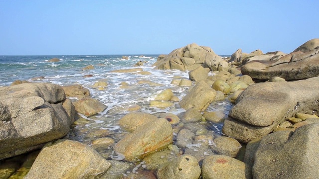 海浪拍打着岩石嶙峋的海岸线视频素材