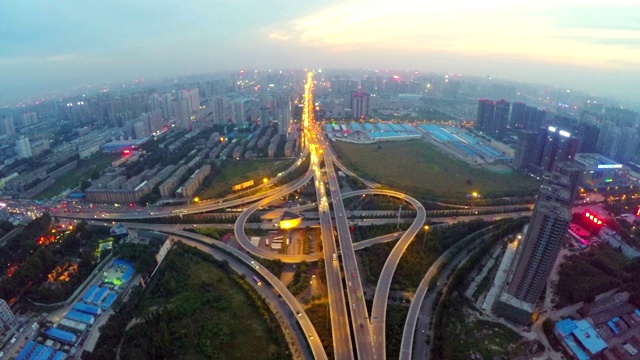 空中拍摄的交通在天桥上移动的夜晚视频素材