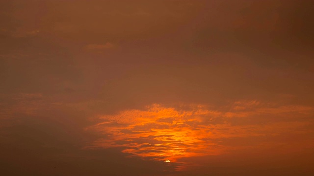 4k时间推移白天到晚上和晚上到白天日落天空背景在夏季视频素材