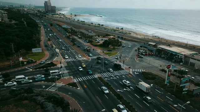 沿着海边的道路开车。阿拉尔铝合金视图视频素材