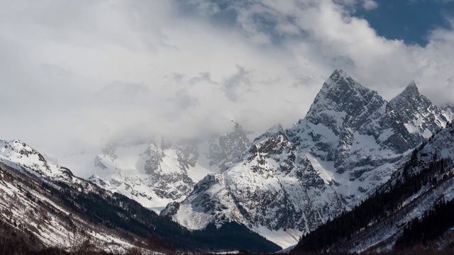 Chotcha山和快速移动的云视频素材