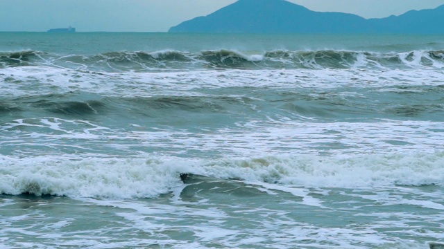 恶劣天气时，有暴风雨的海浪视频素材