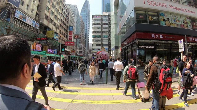 漫步在香港的尖沙咀地区视频素材