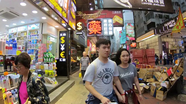 在香港铜锣湾一带散步或走动视频素材