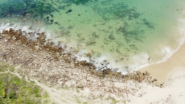 波浪慢慢地冲进来视频素材