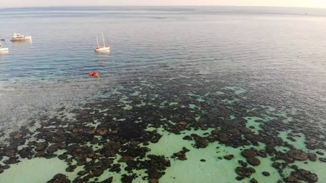 鸟瞰美丽的热带海洋，海滩上的度假胜地和利皮岛海岸线上的木船视频素材