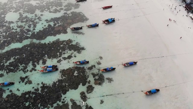 鸟瞰美丽的热带海洋，海滩上的度假胜地和利皮岛海岸线上的木船视频素材