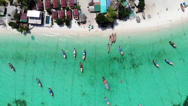 俯视图的木制长尾船在海岸线上的热带海洋在利佩岛视频素材