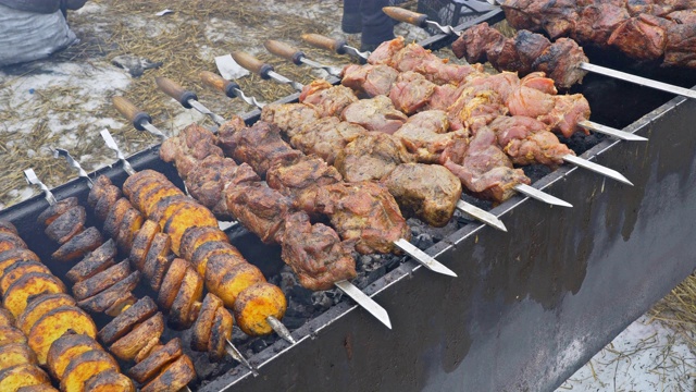 在户外的火盆里，用烤肉串烤猪肉。视频素材