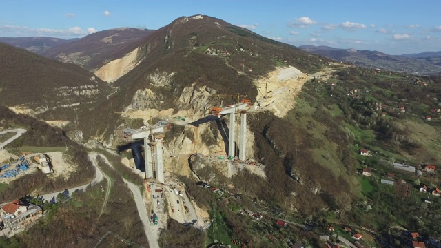 波斯尼亚和黑塞哥维那新建桥梁和公路建筑工地鸟瞰图视频素材