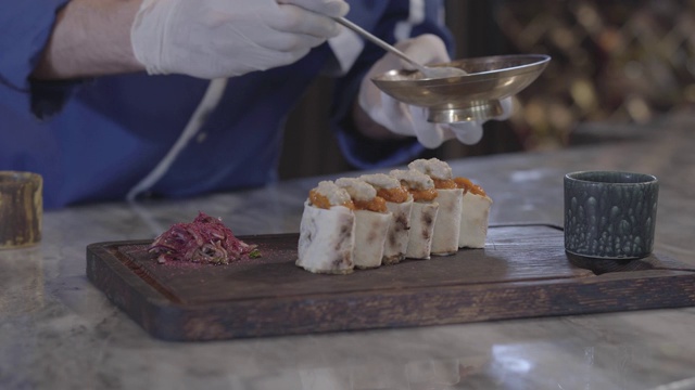 厨师在现代餐厅近距离烹饪美味的菜肴。视频素材