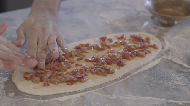 厨师双手制作的土耳其阿拉伯美食父亲在现代餐厅关闭。视频素材