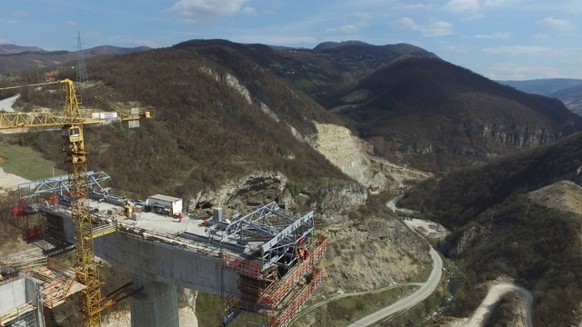 波斯尼亚和黑塞哥维那新建桥梁和公路建筑工地鸟瞰图视频素材