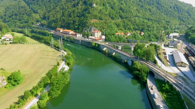 宽阔的河流和铁路视频素材