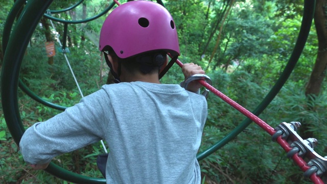 小男孩在冒险公园玩视频素材