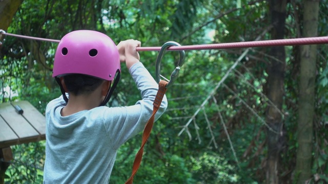 小男孩在冒险公园玩视频素材