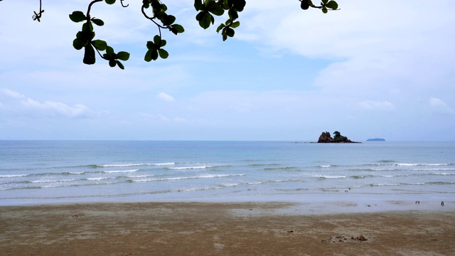 大海和海滩，蓝天在夏季假期的气氛视频素材