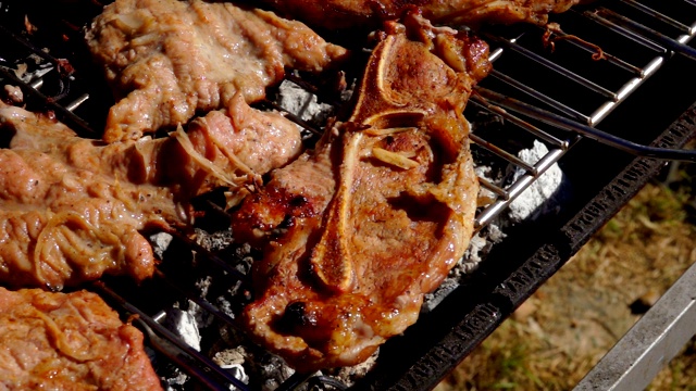 厨师用金属钳子夹羊肉视频素材