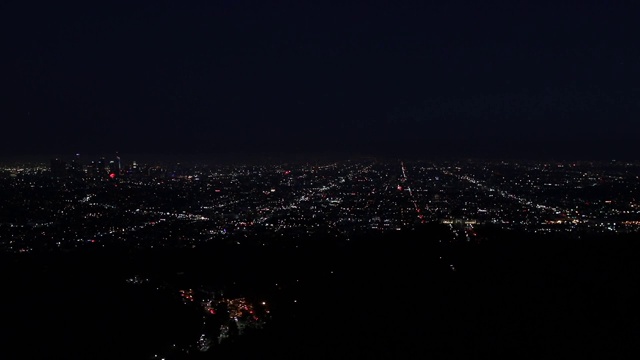 7月4日晚上洛杉矶的高架景观视频素材