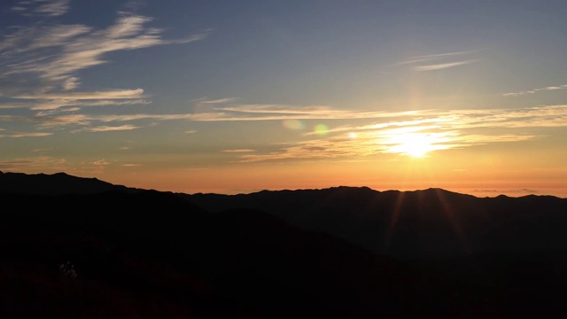 日三山(国家公园)的野丹峰和万宝台峰的日出视频素材