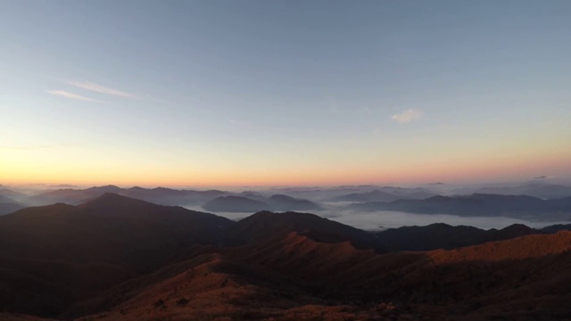 在吉日三山(国家公园)，观赏野丹峰和万宝台峰的云海视频素材