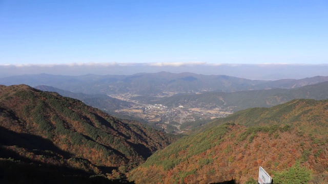 在吉日三山(国家公园)，Gurye-gun观赏野丹峰的枫树视频素材