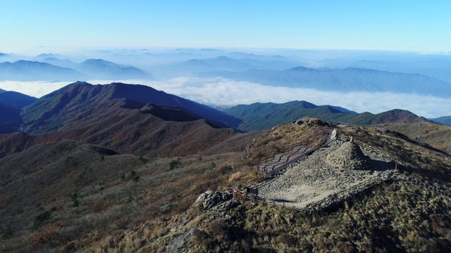 在吉日三山(国家公园)观赏野果丹峰的云海视频素材