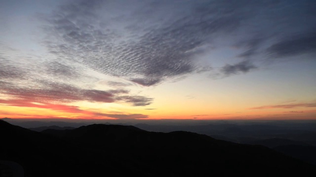 日三山(国家公园)的阳光山脉视频素材