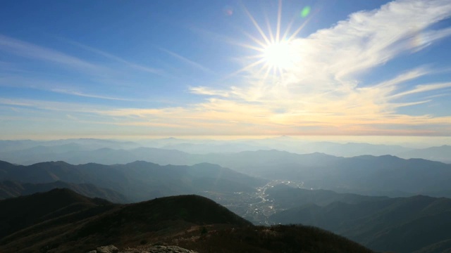 日三山(国家公园)的阳光山脉视频素材