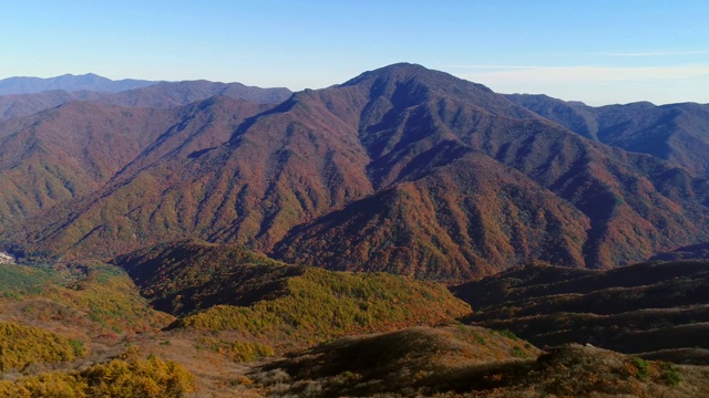 南院的Jeongnyeongchi山和Jirisan山(国家公园)的山脊视频素材