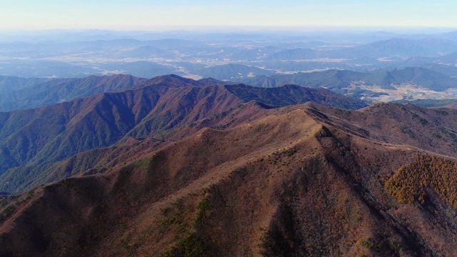 南院的Jeongnyeongchi山和Jirisan山(国家公园)的山脊视频素材