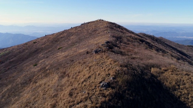 南院的Jeongnyeongchi山和Jirisan山(国家公园)的山脊视频素材