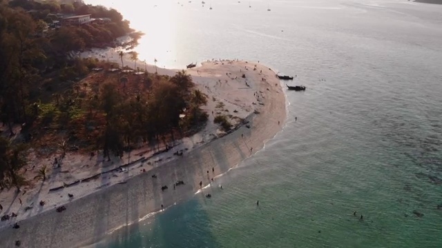 落日余辉中，翠绿的热带海洋和白色沙滩视频素材