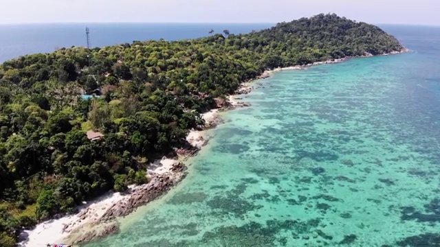 鸟瞰美丽的热带海与度假村在山上和木船在里佩岛视频素材